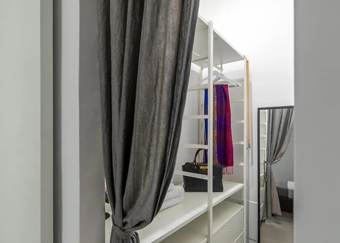 Trastevere Modern 4br 4baths, Wifi, Ac, Custom Kitchen, Living